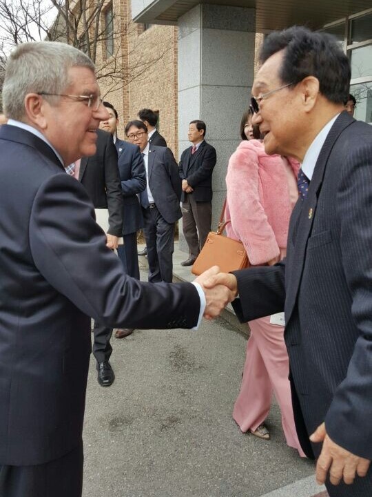 TAFISA and IOC Presidents Ju-ho Chang and Thomas Bach shaking hands