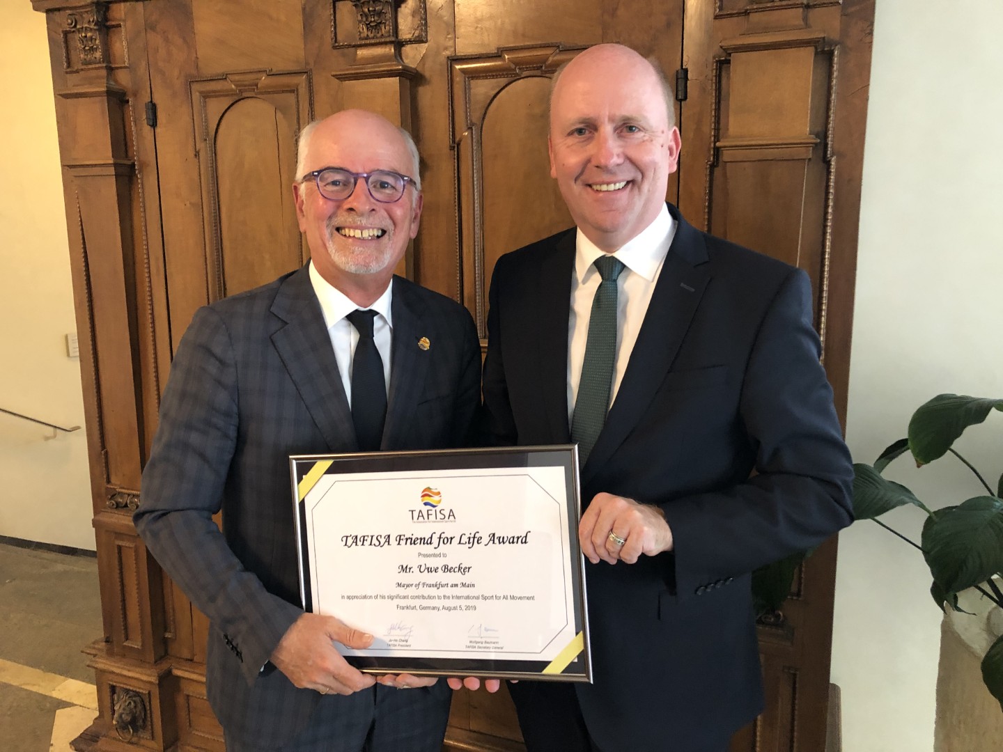 TAFISA Secretary General Wolfgang Baumann Presenting the Award to Frankfurt Mayor and Treasurer Uwe Becker